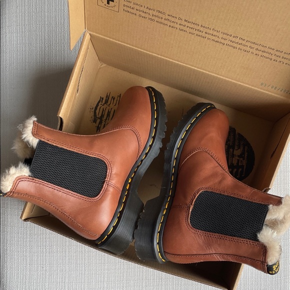 Dr. martens 2976 LEONORE faux shearling chelsea boots - 7US women’s - Picture 8 of 16